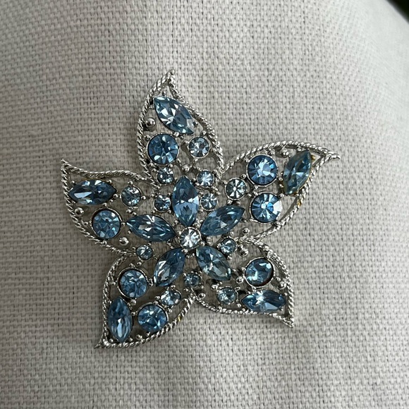 Sarah Coventry Jewelry - Sarah Coventry star rhinestone broach pin blue starfish